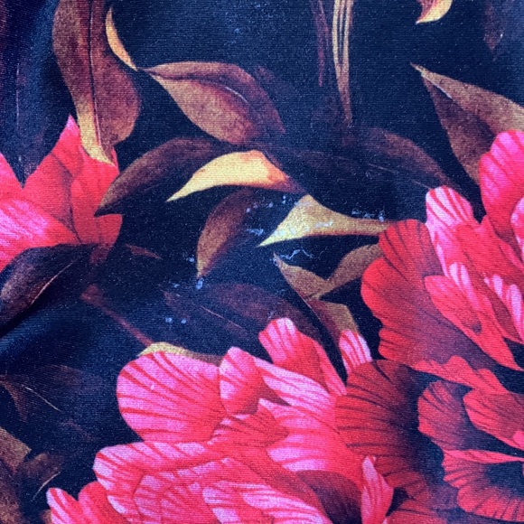 Red floral active wear set Pineapple Clothing - Picture 6 of 8